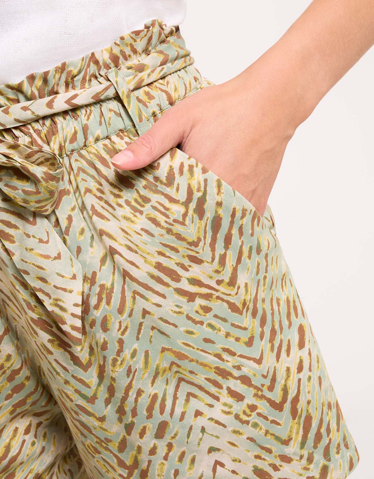 Khaki Shorts – Perlen