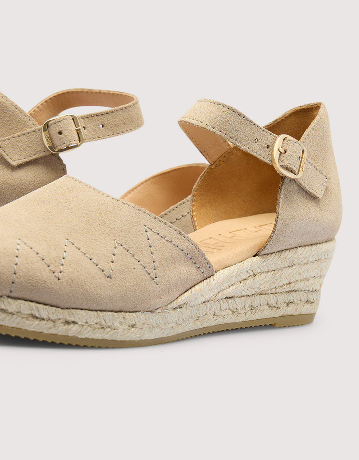 Wedge sandals with a die-cut - Cocona