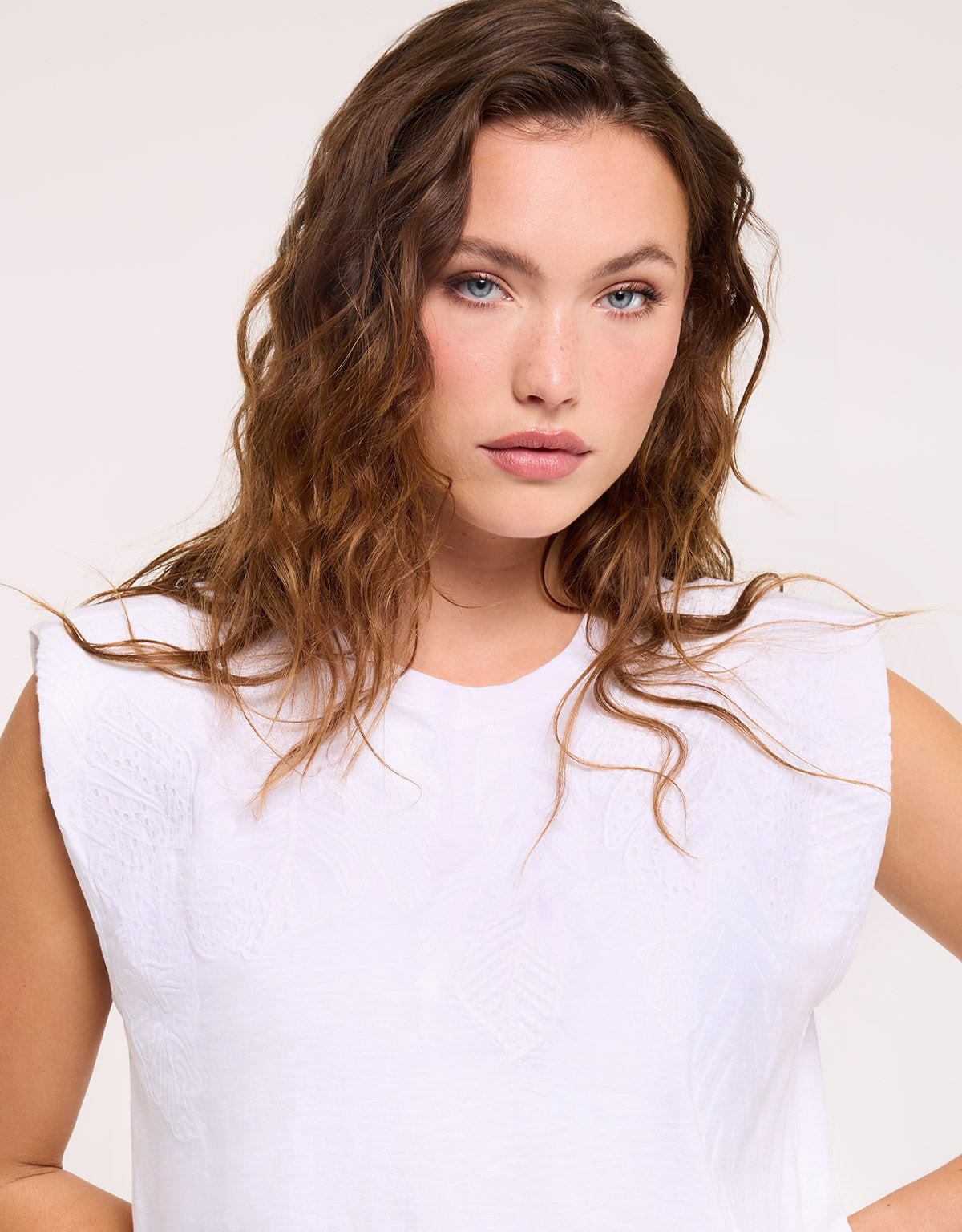 Camiseta Bordado Tropical en Blanco - Patchan 2