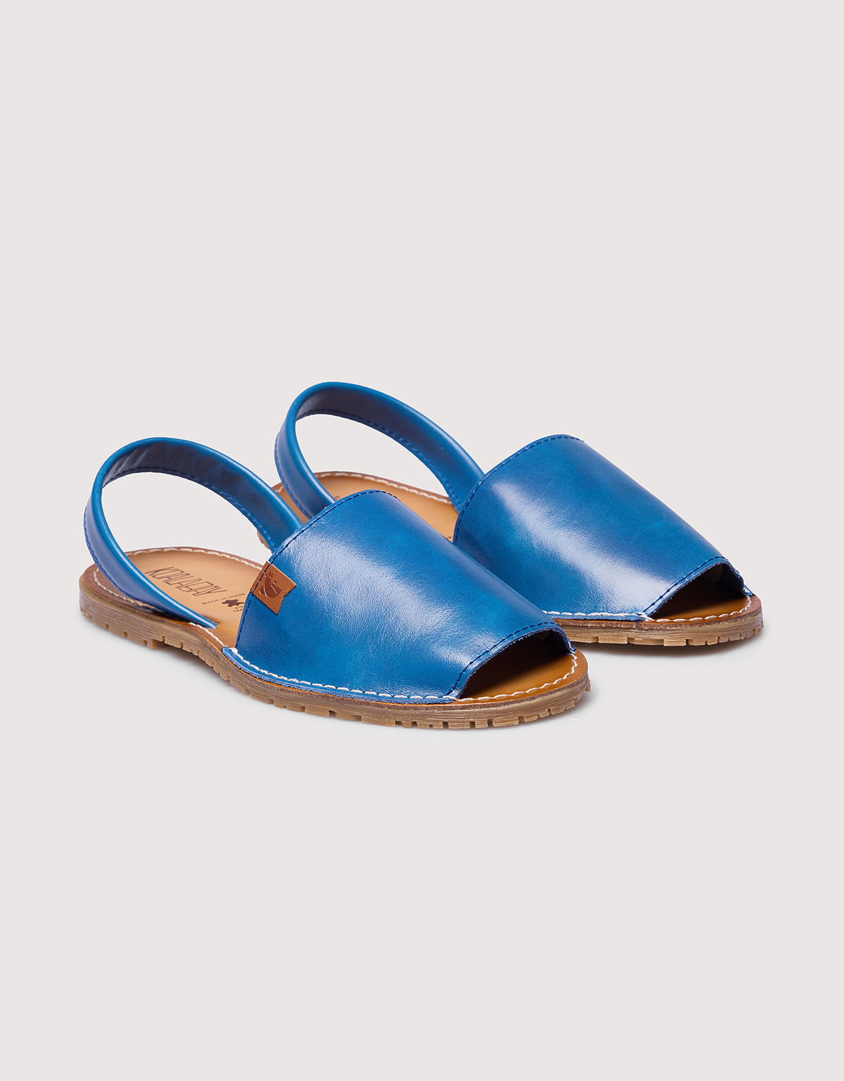 sandalias menorquinas de piel de color azul
